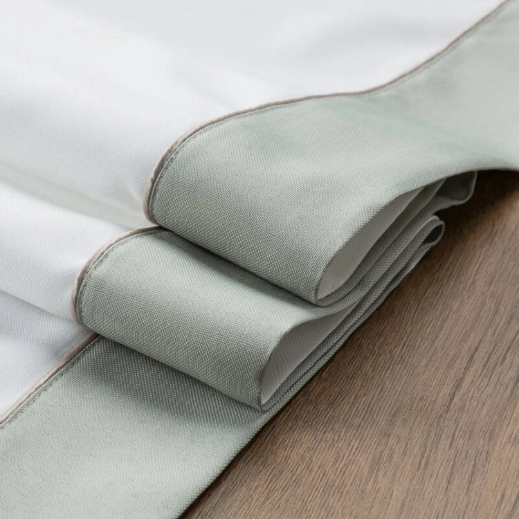 Elegancki bieżnik - 40x140 cm - z złotą lamówką oraz listwą na brzegach