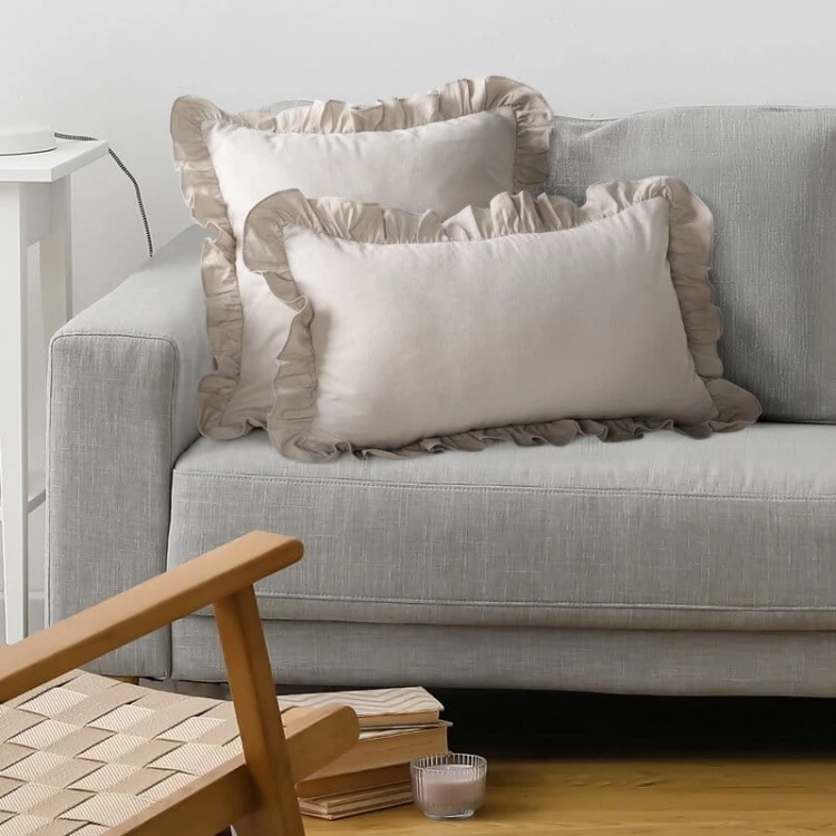 Poszewka bawełniana z falbanką 45 × 45 cm – dekoracyjna i do spania
